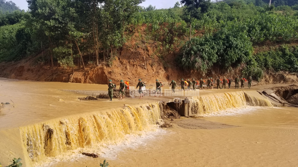 Bộ đội hành quân vào Phước Sơn